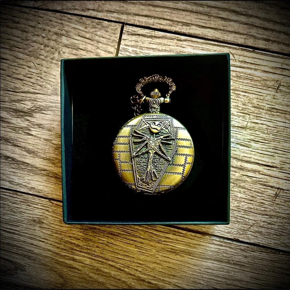 NWT functioning pocket watch. Nice weight, cool piece.